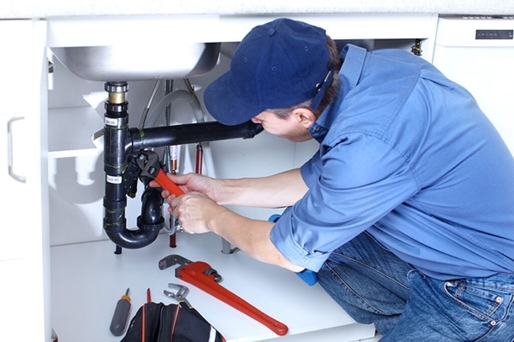 What should I look for in a 24/7 emergency plumber?